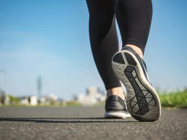 女性は公園の屋外で歩く朝の運動健康的なライフスタイルの概念 — ストック写真