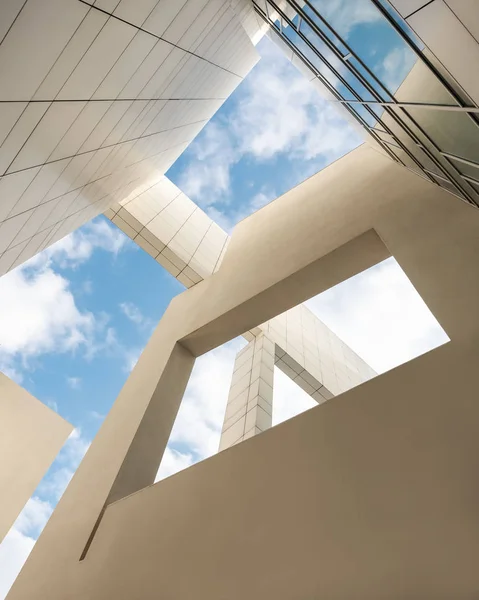 Dettagli di architettura Parete bianca Edificio moderno Cielo blu prospettiva — Foto Stock