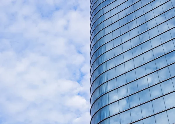 Modern épület üveg homlokzat Építészet Külső tükör Kék ég — Stock Fotó