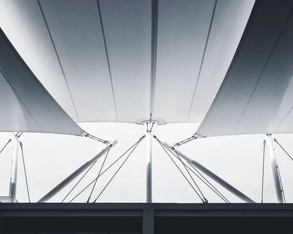 Estrutura do telhado Tecido branco Edifício moderno ao ar livre Detalhes da arquitetura — Fotografia de Stock