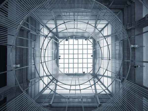 Геометрический узор потолка стеклянной крыши — стоковое фото