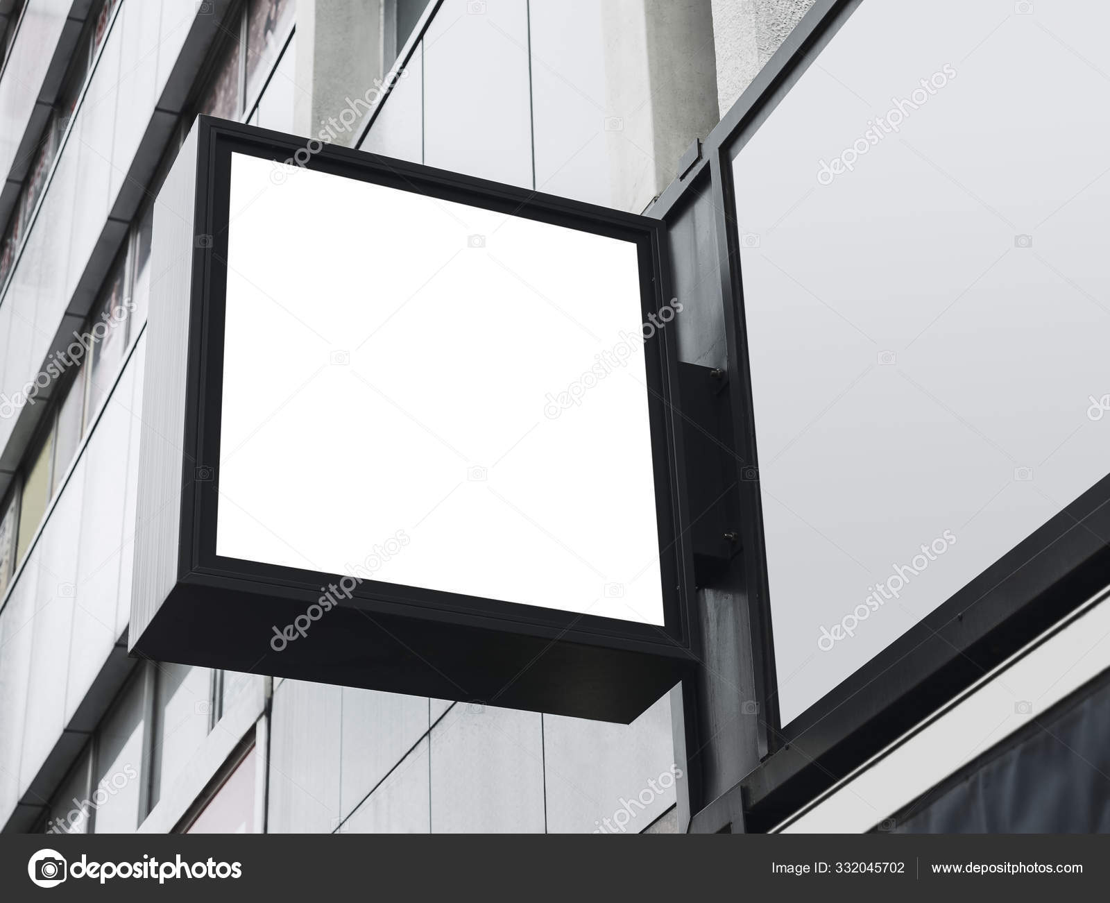 Coloque el logotipo de la tienda de letreros negros en el edificio. — Foto  de stock #332045702 © viteethumb, image size:1600x1301