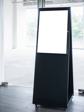 Pano tezgahını kurun. İçerideki boş pano dükkanı.