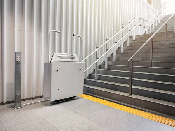 Elevador de cadeira de rodas com escadas Elevador de deficiência Edifício público interno — Fotografia de Stock