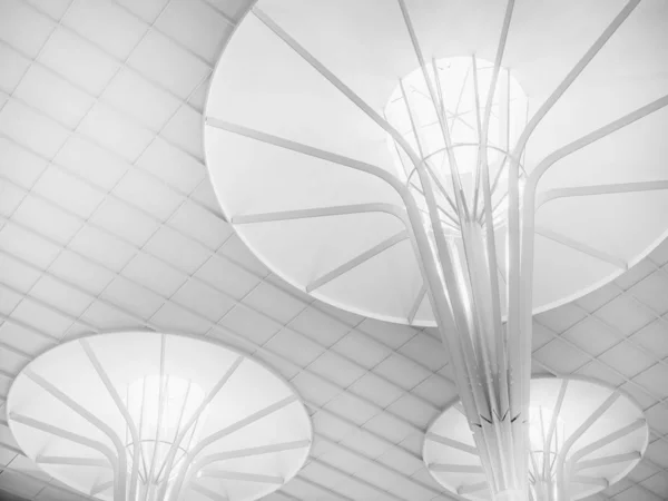 Detalles de la arquitectura blanco Diseño de la construcción del techo Edificio moderno — Foto de Stock