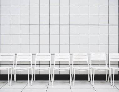 Beyaz tuğlalı koltuk sırası Kafe arka planı