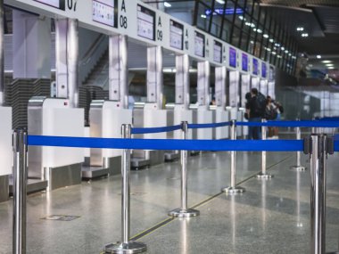 Yolcu Havalimanı İçişleri ile bekleme geçidini kontrol edin.