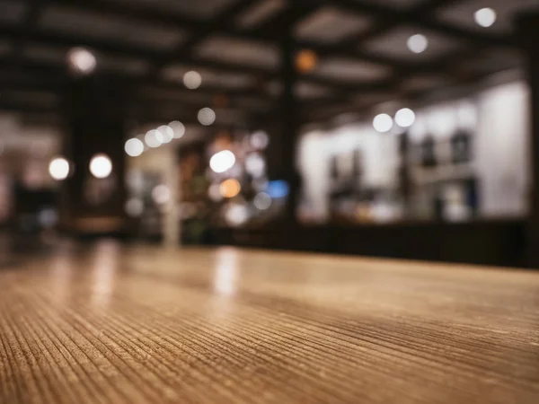 Parte superior da mesa de madeira com fundo de restaurante Bar