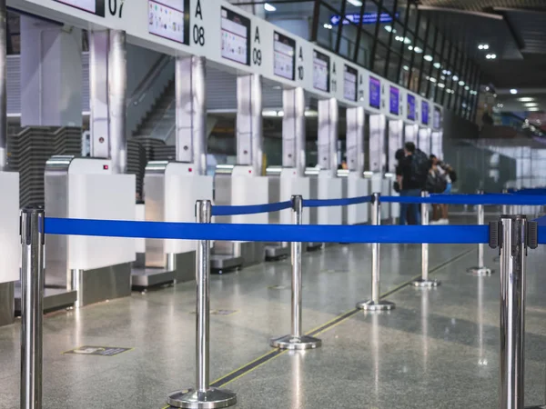 Check in Counter Waiting Lane con pasajeros Aeropuerto Interior — Foto de Stock