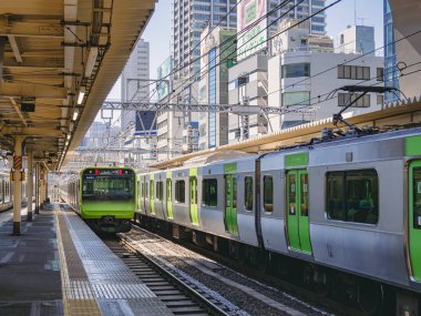 JAPAN, TOKYO - 13 APR 2019: Tokyo Platformu 'ndaki JR Yamanote Treni