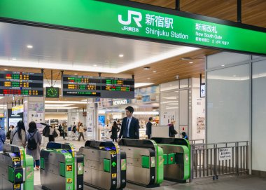 TOKYO, JAPONYA - 12 APR 2019: Japonya Shinjuku istasyonu kapısı girişi Tokyo şehri taşımacılık şirketi JR