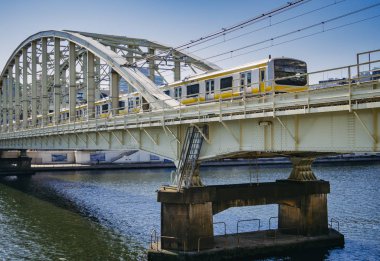 TOKYO, JAPONYA - 13 APR 2019: Tokyo Köprüsü üzerindeki JR Sobu Treni