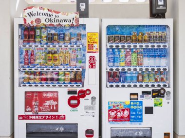 OKINAWA, JAPONYA - 29 AUG 2019: Japon Otomat Okinawa içecek içebilir
