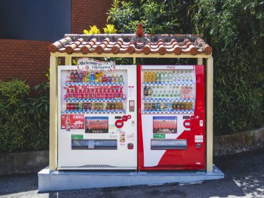 OKINAWA, JAPONYA - 31 AUG 2019: Japon Otomat Okinawa soğuk içecek içebilir