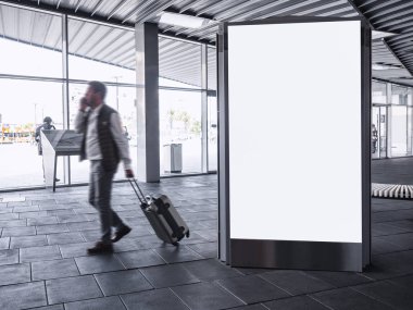 Boş Sancak Işık Kutusunu Modifiye et Tren İstasyonunda yürüyen insanlarla Medya ReklamcıIığı