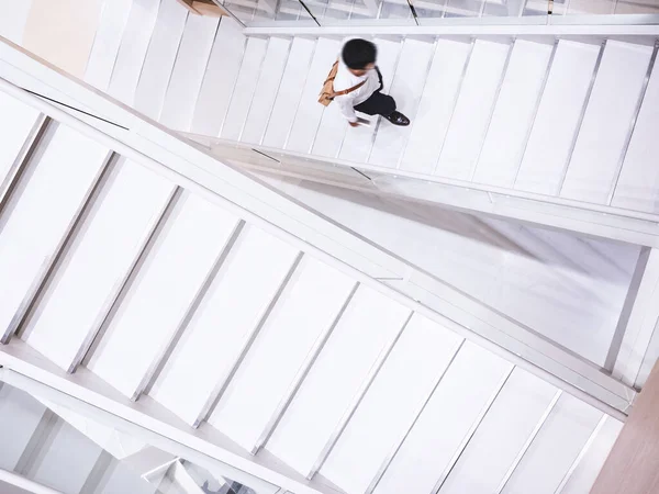 階段室内階段を歩く人々と近代的な建物 — ストック写真