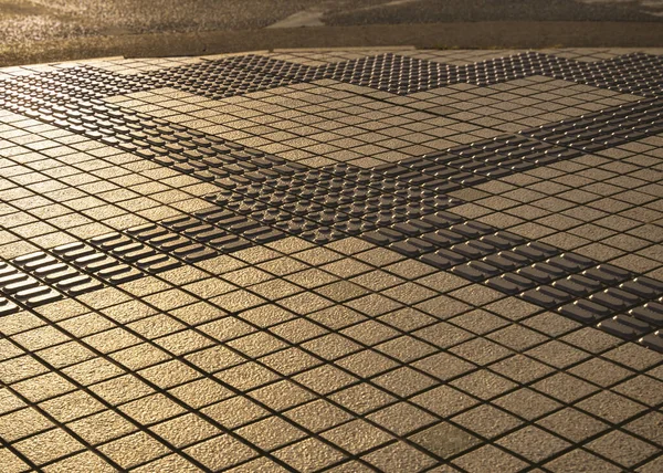 障害のある地上歩道歩行者天国の通りの歩道ユニバーサルデザイン — ストック写真
