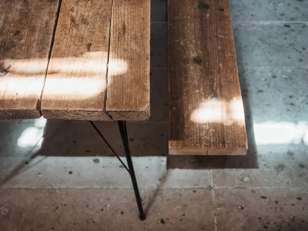 Dřevěný Stůl Lavice Vintage Styl Nábytek Sluneční Odstín Interiér Dekorace — Stock fotografie