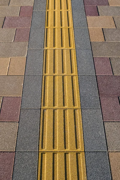 Grond Voor Gehandicapten Pathway Voetgangers Stadsstraat Loopbrug Universeel Ontwerp — Stockfoto