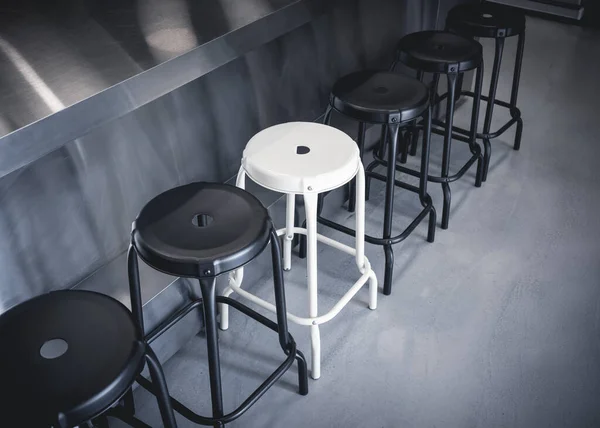 凳子椅柜台咖啡厅座位排金属复古风格餐厅装饰 — 图库照片