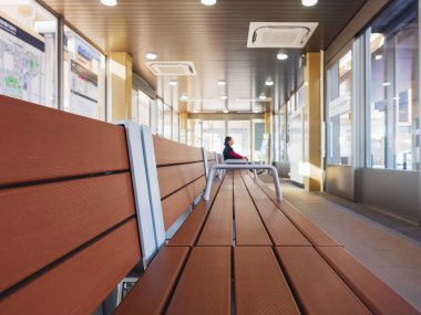 Japonya 'daki bekleme odasında boş bir koltuk. Covid19 salgın dönemi Hiç kimse ve turist