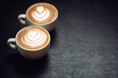 İki bardak kahve siyah rustik zemin üzerine