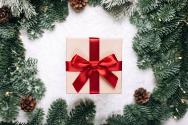 Kırmızı kurdele ile Noel hediyeleri