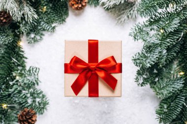 Kırmızı kurdele ile Noel hediyeleri