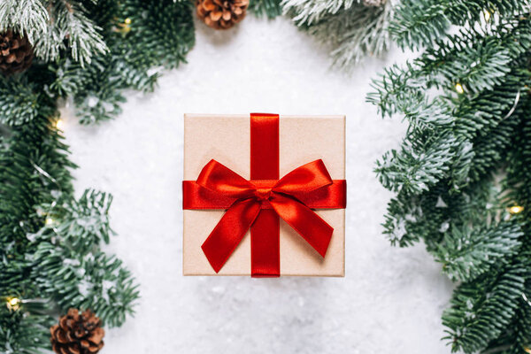 Рождественские подарки с красной лентой
