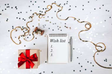 Dilek listesi içeren tatil süslemeleri ve defter