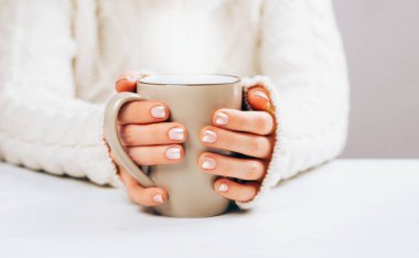 Kadın manikür ve Kupası.