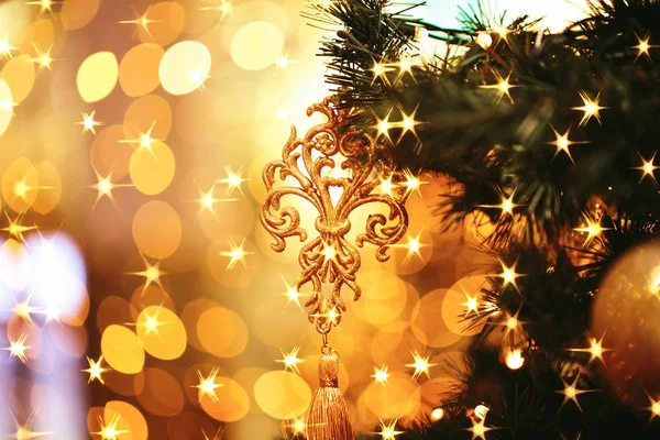 Ramo di abete con palline e luci festive — Foto Stock