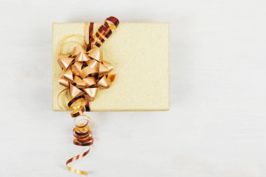 Hediye kutusu ile altın şerit