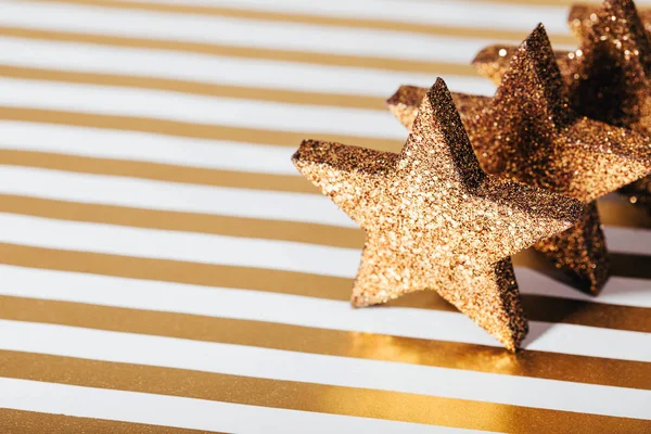 Grupo de estrelas douradas brilhantes texturizadas — Fotografia de Stock