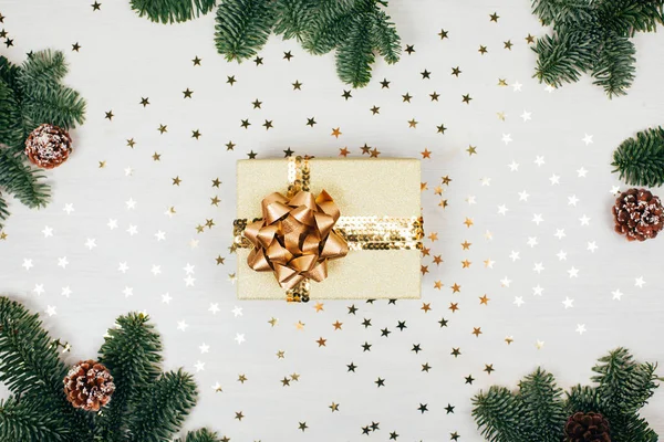 Karácsonyi ajándékokat-arany szalaggal — Stock Fotó