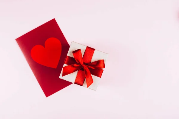 Card and present for Valentines Day — Stock Photo, Image