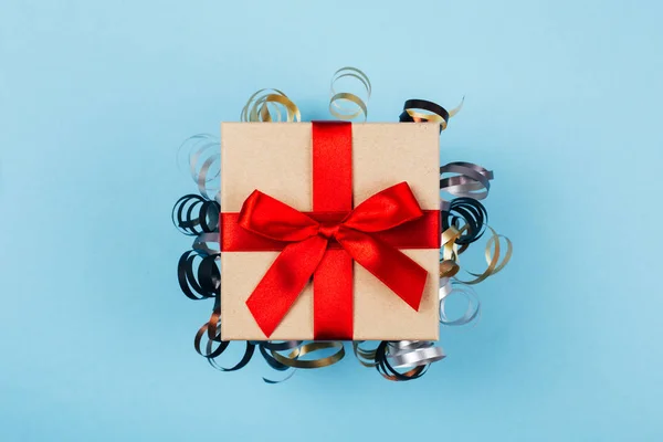 Boîte cadeau avec noeud rouge — Photo
