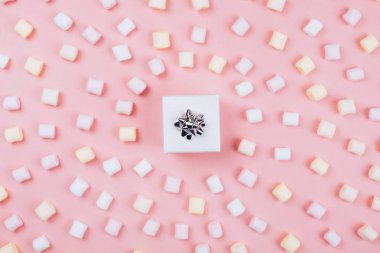 Gümüş hediye kutusu ile öğrendiklerinde satırları