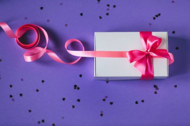 Pembe fiyonklu beyaz hediye kutusu