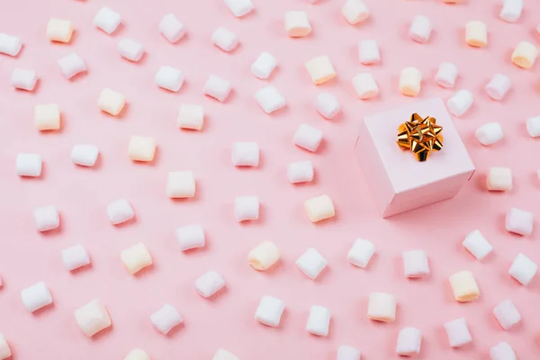 Silberne Geschenkschachtel und Reihen Marshmellow — Stockfoto