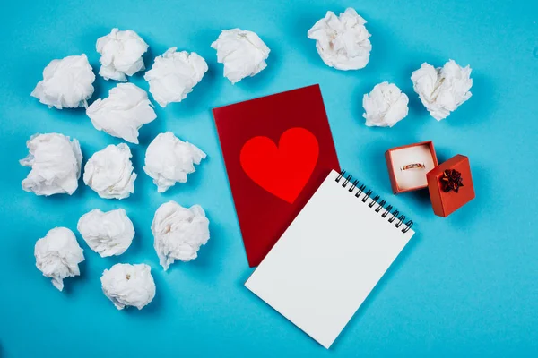 Valentines kort och många skrynkliga lakan — Stockfoto