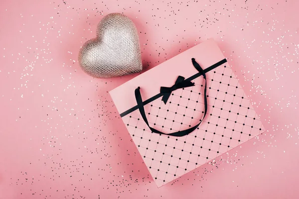 Herz in einem schönen Geschenkpaket — Stockfoto