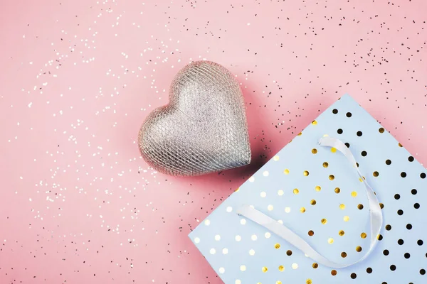 Hjärtat i en vacker presentförpackning — Stockfoto