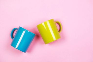 Yeşil ve mavi bardak kahve