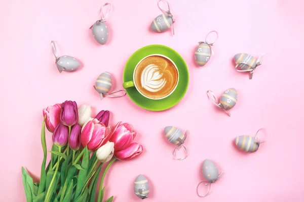 Tulipas, café e ovos de Páscoa em rosa — Fotografia de Stock