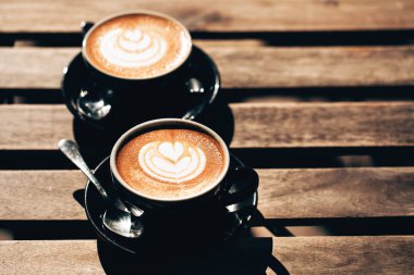 İki fincan cappuccino latte sanat ile