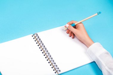 Tasarım için mockup olarak kalem ile spiral not etmek
