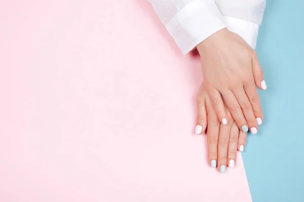 Elegante manicure femminile alla moda — Foto Stock