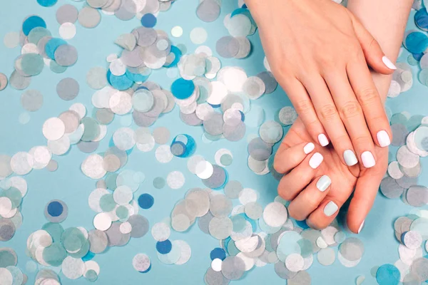 Elegante manicura femenina de moda — Foto de Stock