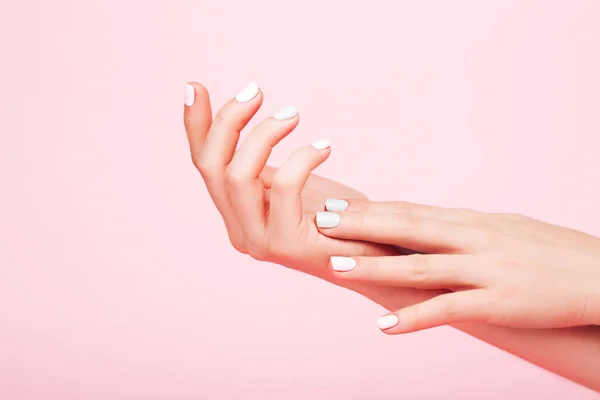 Mani tenere con manicure perfetta — Foto Stock